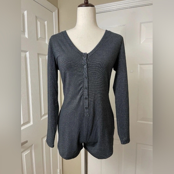 Colsie Black/Gray Shimmery Long Sleeve Button-Up Romper Pajamas Size XS … - Picture 1 of 6